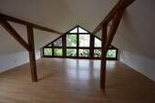 Zimmer mit Fensterfront im OG - 
