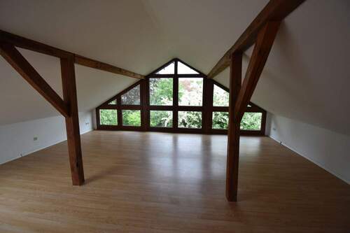 Zimmer mit Fensterfront im OG - 