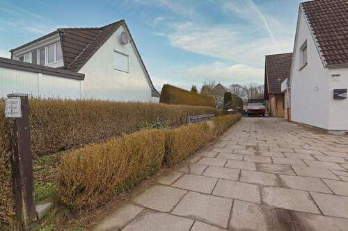 Zufahrt zum Grundstück - 