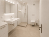 Beispiel Duschbad - Saniert, mit Balkon und Pkw-Stellplatz -nahe Savignyplatz und Ku´damm im Wielandkiez-