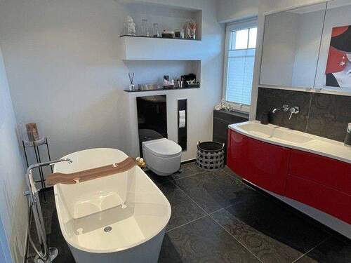 Bad mit Wanne und Dusche - 