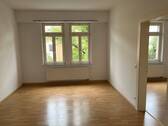 Wohn-/Essbereich mit Zugang zum 2. Zimmer - Gemütliche 3 Zimmer-Wohnung in einem äußerst gepflegten Haus im 3. OG, Tageslichtbad mit Dusche - EBK kann abgelöst werden - Studenten willkommen