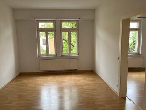 Wohn-/Essbereich mit Zugang zum 2. Zimmer - Gemütliche 3 Zimmer-Wohnung in einem äußerst gepflegten Haus im 3. OG, Tageslichtbad mit Dusche - EBK kann abgelöst werden - Studenten willkommen