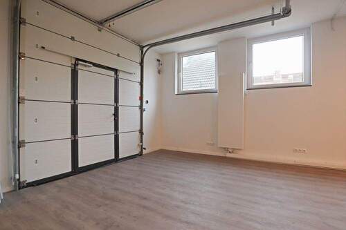 Großraumbüro mit elektr. Tor - 