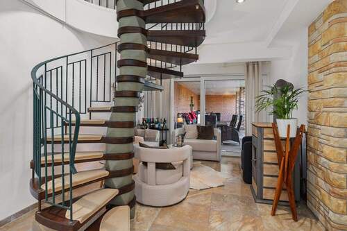 Hauptwohnung Wohnbereich Treppenaufgang Dachgeschoss - 