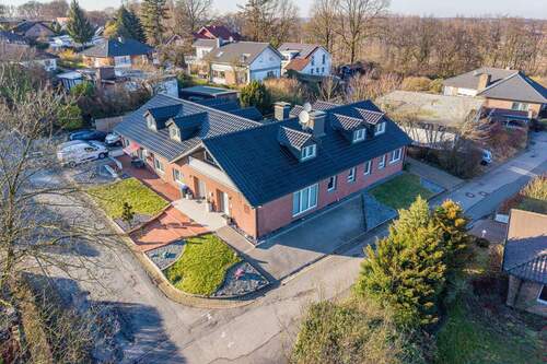 Luftaufnahme - Blick zu den beiden Eingängen (Wohnung 1 links - Hauptwohnung rechts) - 