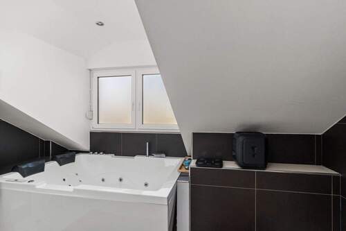 Wohnung 2 Dachgeschoss Bad - 