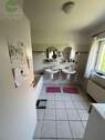 Bad EG hinterm Schlafzimmer - 