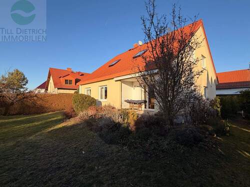 Seitlicher Blick zur Hausrückseite - Einfamilienhaus mit 218,00 m&sup2; in Erfurt zum Kaufen