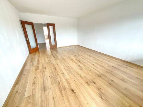 Wohnzimmer - Große 3 Zimmerwohnung mit Balkon und 1 Monat mietfrei