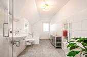 modernes Bad mit Fenster (OG) - 