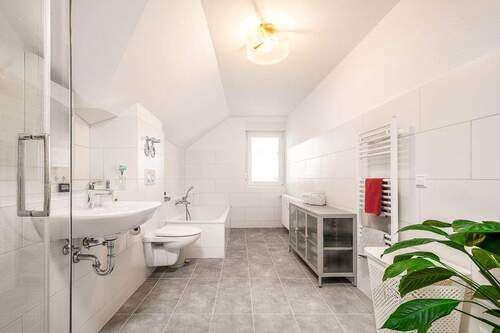 modernes Bad mit Fenster (OG) - 