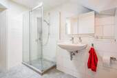 Bad mit Dusche & Badewanne (OG) - 