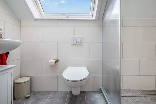 modernes Gäste-WC mit Fenster (OG) - 