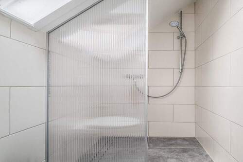 Gäste-WC mit Dusche (OG) - 