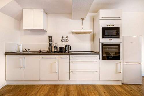 moderne Einbauküche mit Markengeräten - 