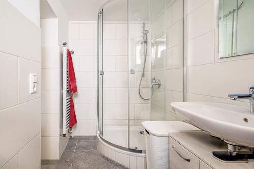 modernes Bad mit Dusche & Fenster - 