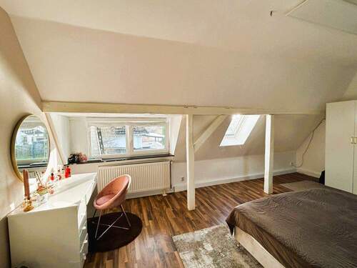 Zimmer im Dachgeschoss - 