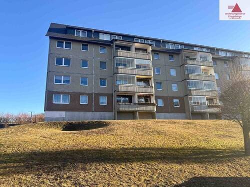 Hausansicht - Renovierte 4-Raum-Wohnung in Waldrandlage von Geyer - Einbauküche vorhanden!