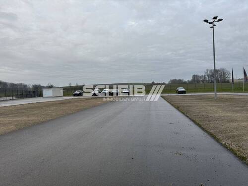 mit großen Beleuchtungsmasten - Grundstück zur Miete in Insingen