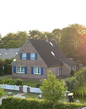 Ansicht vom Deich - Provisionsfrei! Maritim eingerichtetes Nordseehaus in bester Lage Greetsiels