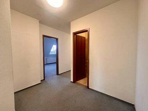 Flur mit Blick Gäste-WC und Kind - 