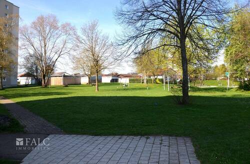Aussenanlage Spielplatz und Grünfläche - 