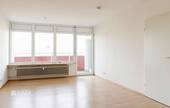 Wohnzimmer mit direktem Balkonzugang - 2 Zimmer Etagenwohnung in Aldingen
