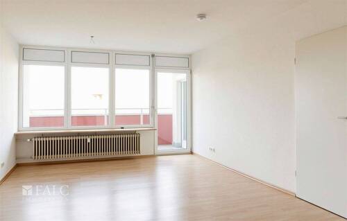 Wohnzimmer mit direktem Balkonzugang - 2 Zimmer Etagenwohnung in Aldingen