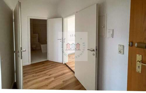 Flur mit Eingangstür und Sicherheitsschloss - Etagenwohnung mit 63,00 m² in Wurzen zur Miete