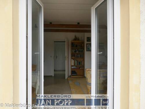 Blick vom Balkon in das Wohnzimmer - 