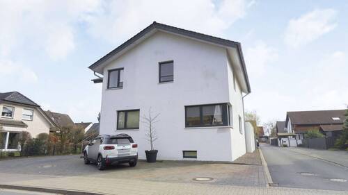 Eingang___Parkplätze - Perfekt für die große Familie - 399.000,00&nbsp;EUR Kaufpreis, ca.&nbsp; 170,00&nbsp;m&sup2;&nbsp;Wohnfl&auml;che