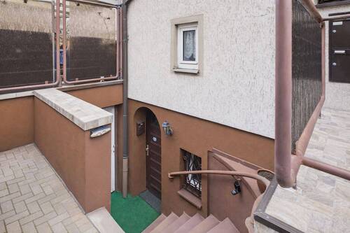 Wohnungseingang - Raum für Ideen: Sanierungsbedürftige Souterrain-Wohnung in zentraler Lage