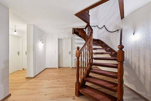 Treppenhaus im Untergeschoss - 5 Zimmer Einfamilienhaus zum Kaufen in Berlin