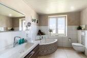 Badezimmer Hauptgebäude (DG) - 