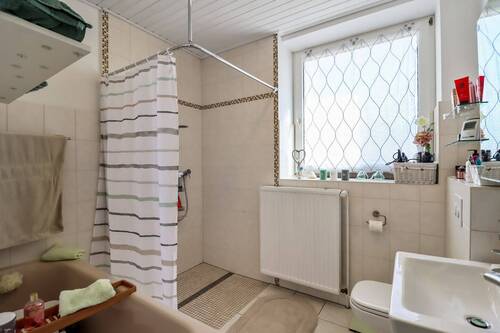 Badezimmer Hauptgebäude (EG) - 