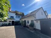 Ansicht Eingangsbereich und Nebengebäude - 1 Zimmer Mehrfamilienhaus, Wohnhaus zum Kaufen in Freiburg