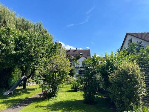Blick vom Garten zum Haus - Mehrfamilienhaus, Wohnhaus mit 250,00 m² in Freiburg zum Kaufen