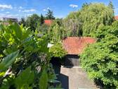 Blick von der Terrasse in den Hof und Garten - 