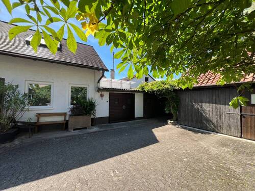 Nebengebäude und Garage - 