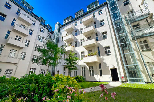 KudammResidenz_Garten_Juli24_00016-Standard - Unser kleines Erdgeschoss-Juwel: Wertig sanierte 2-Zimmer-Wohnung mit Stuck, Wohnküche, Terrasse