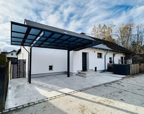 Hausansicht vorne - Neuwertige Doppelhaushälfte in ruhiger Lage mit S-Bahn-Anschluss