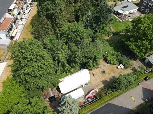 Baumbestand Rückseite - Baugrundstück in begehrter Zentrumsnähe: Ideal für ca. 24 Wohneinheiten auf 1.790qm Wohnfläche