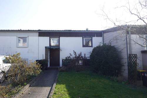 Vordereingang mit Vorgartarten - 5 Zimmer Einfamilienhaus zum Kaufen in Saarbrücken