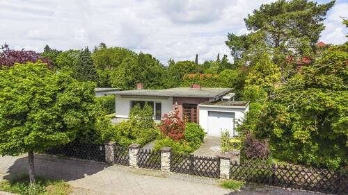 Hausansicht - Bungalow-Klassiker mit traumhaftem Garten wartet auf neue Ideen