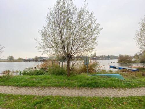 Öffentliche Promenade zwischen Grundstück und Havel - 