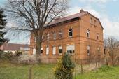 Straßenansicht frontal - 1 Zimmer Mehrfamilienhaus, Wohnhaus zum Kaufen in Bad Schmiedeberg
