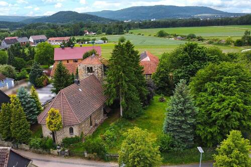 Luftaufnahme Frontansicht - Auktion 18.9.2025 - Ehemalige Kirche - umgebaut zum Wohnhaus