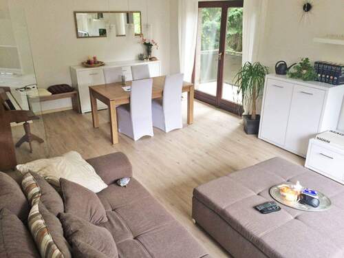 helles Wohnzimmer mit Balkon - 3 Zimmer Etagenwohnung zum Kaufen in Hamburg