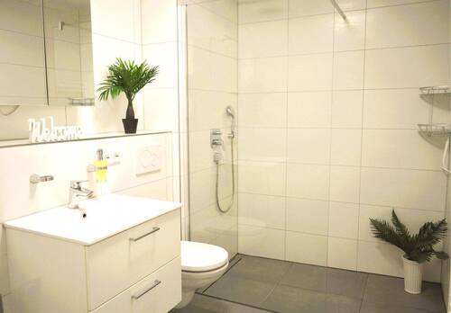 neues Badezimmer m. Dusche - 